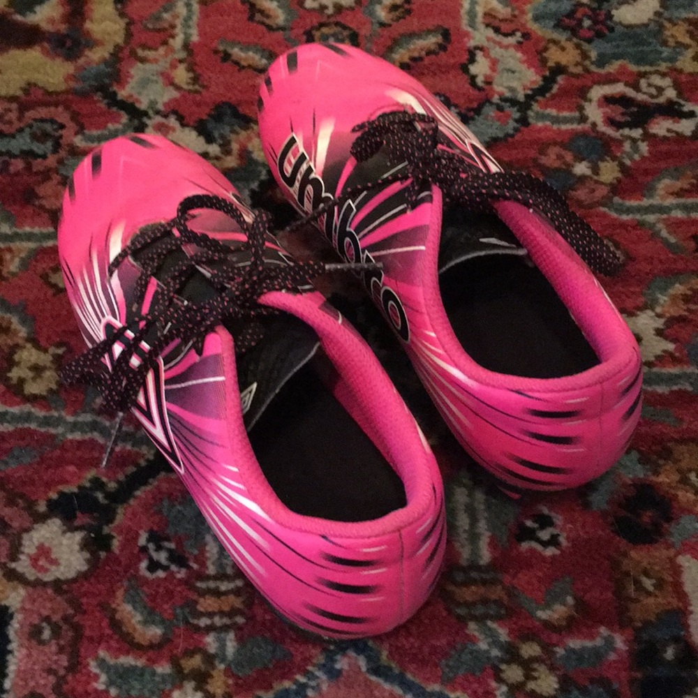 Girls size 1.5 pink soccer cleats in EUC